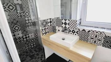 Ducha, secador de pelo, toallas, papel higiénico