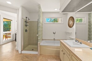 Bañera, secador de pelo, toallas