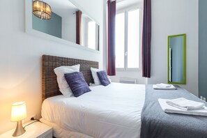1 habitación, tabla de planchar con plancha y ropa de cama 