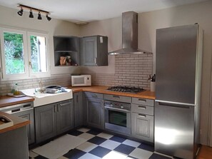 Een koelkast, een magnetron, een oven, een kookplaat