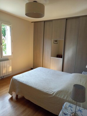 4 slaapkamers, een strijkplank/strijkijzer, reisbedje, gratis wifi