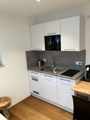 Fridge, microwave, stovetop, coffee/tea maker - Modern wooden style apartment close to the nature (85298 Scheyern)