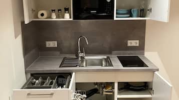 Réfrigérateur, micro-ondes, plaque de cuisson, cafetière/bouilloire