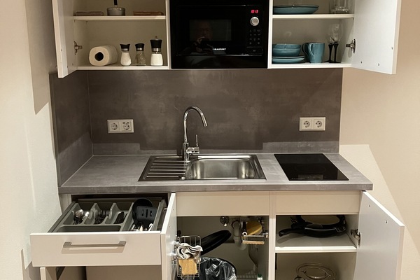 Kühlschrank, Mikrowelle, Herdplatte, Wasserkocher mit Kaffee-/Teezubehör