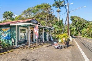 A small market with a green roof and a sign reading "Wainaina Country Market." - Haena Place, Walk to Beach Tropical Home TVNC#4232 (Haena)