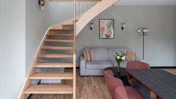 Maisonette | Wohnbereich | 40-Zoll-Flachbildfernseher mit Satellitenempfang, Fernseher