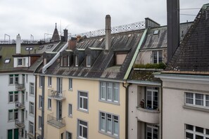 A row of multi-story buildings with pitched roofs, dormer windows, and balconies. - Numa Zurich Craft (Zürich)