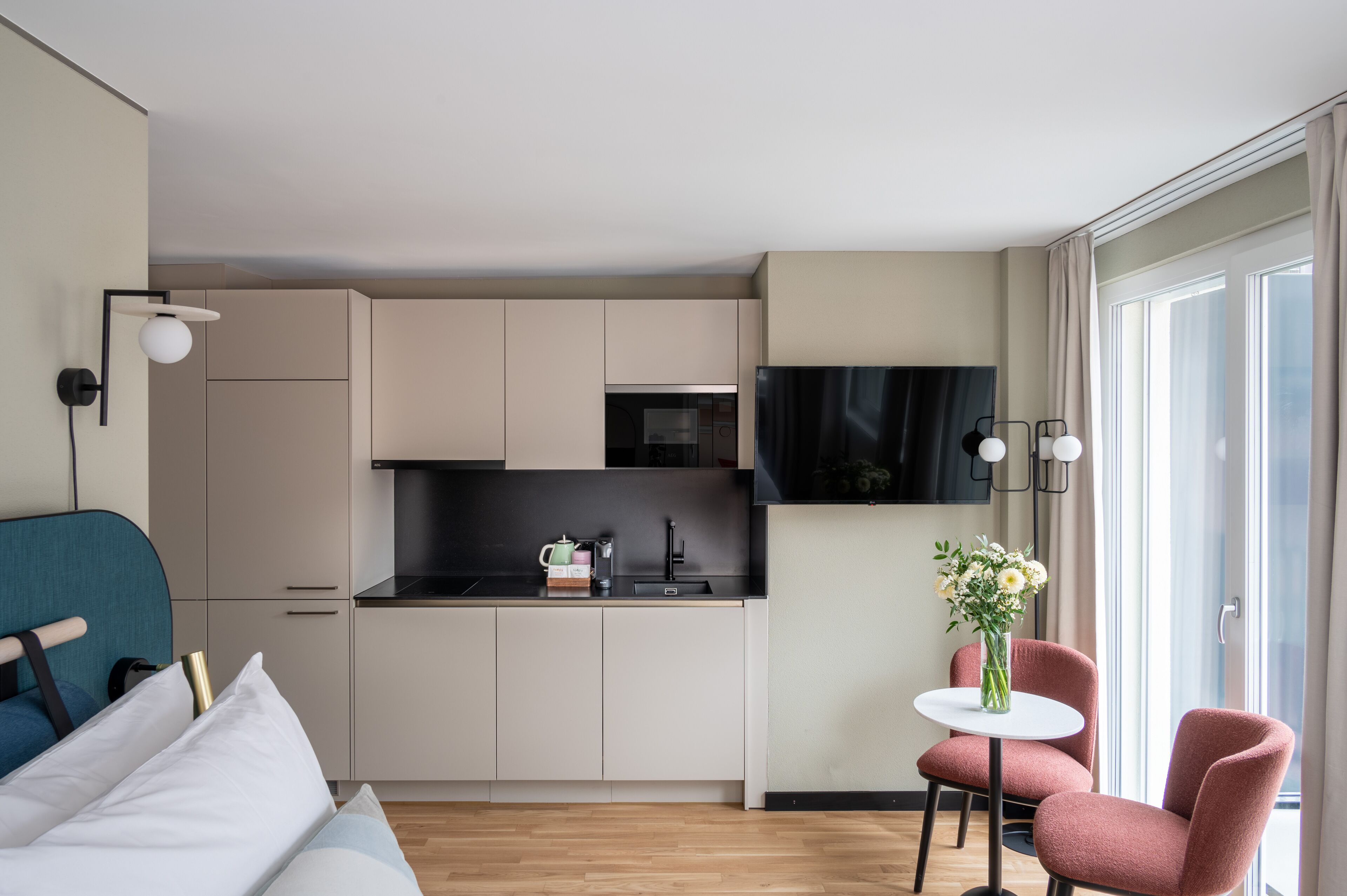 Medium Studio, Kitchenette, Balcony | Living area