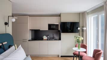 Medium Studio, Kitchenette, Balcony | Living area