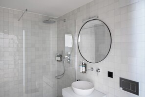 Shower, designer toiletries, hair dryer, towels - Numa Zurich Craft (Zürich)