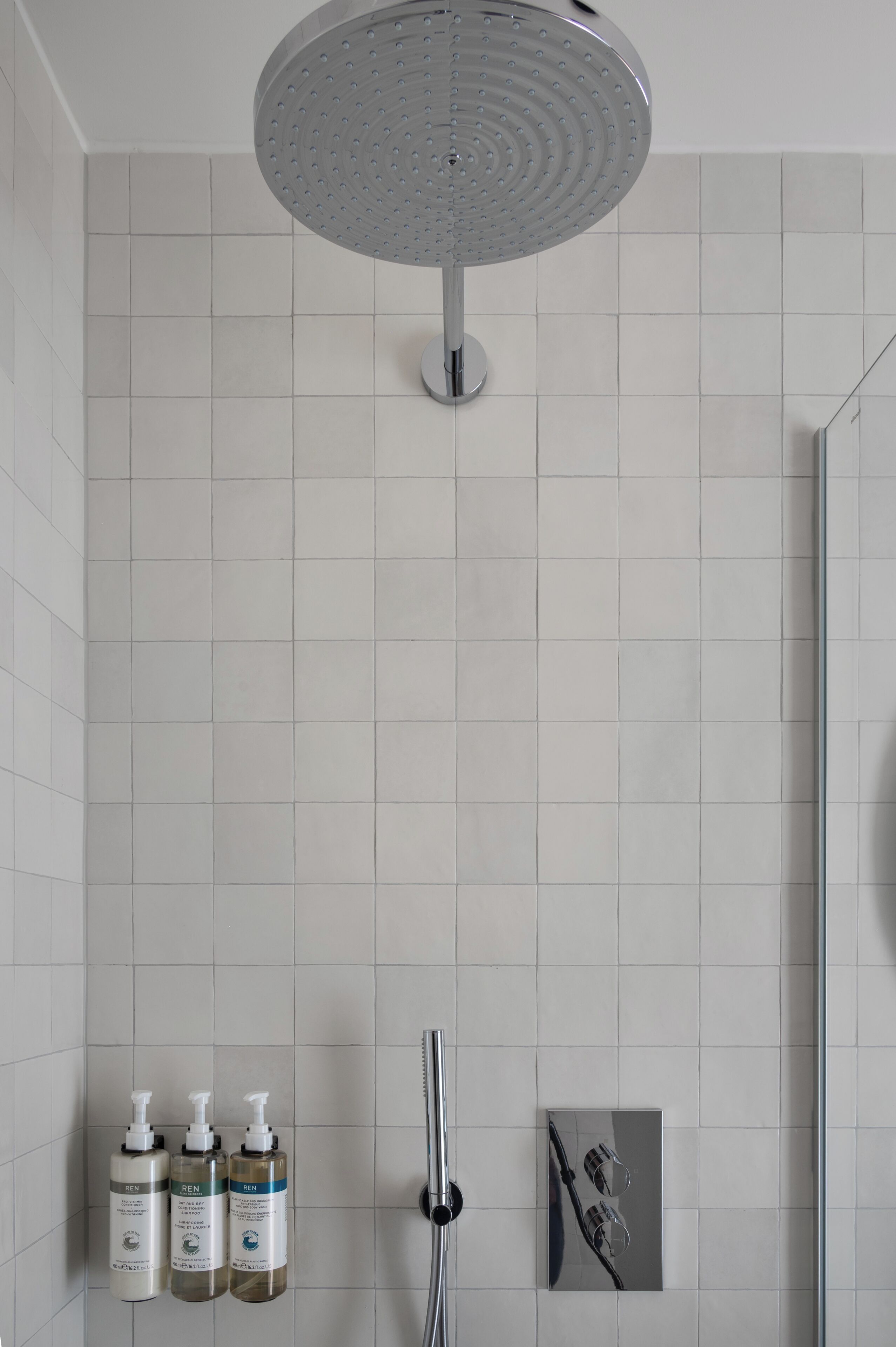 Dusche, Designer-Toilettenartikel, Haartrockner, Handtücher