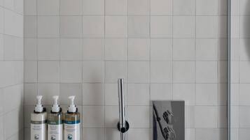 Dusche, Designer-Toilettenartikel, Haartrockner, Handtücher