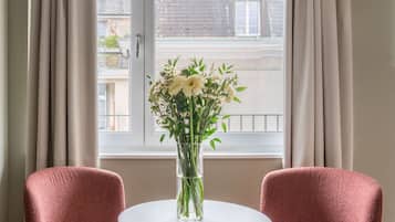 Medium Studio, Kitchen, Balcony | Living area | 40-inch flat-screen TV with satellite channels, TV, streaming services
