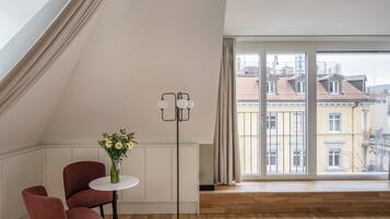 Deluxe-Studiosuite | Wohnbereich | 40-Zoll-Flachbildfernseher mit Satellitenempfang, Fernseher