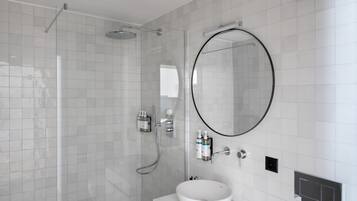 Douche, articles de toilette de luxe, sĂšche-cheveux, serviettes fournies
