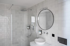Douche, articles de toilette de luxe, sèche-cheveux, serviettes fournies