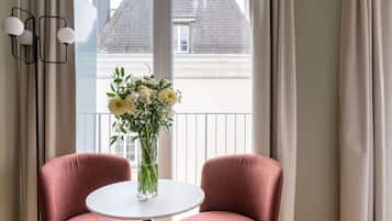 Junior-Studiosuite, Balkon | Wohnbereich | 40-Zoll-Flachbildfernseher mit Satellitenempfang, Fernseher
