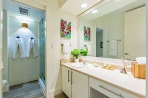 Shower, hair dryer, towels - Coastal Remodeled ocean view Papakea Resort condo (Napili-Honokowai)