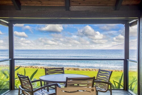 Coastal Remodeled ocean view Papakea Resort condo