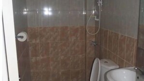 تجهيزات دش، مراحيض شطف، مناشف، صابون