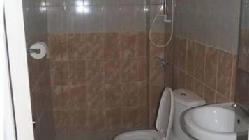 Douche, bidet, serviettes fournies, savon