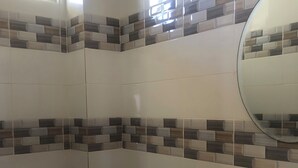 Ein Badezimmer mit Toilette, Waschbecken und Spiegel.