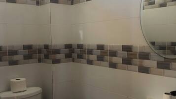 Douche, serviettes fournies, savon, papier toilette