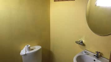 Douche, serviettes fournies, savon, papier toilette