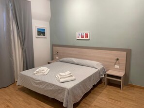 Chambre Affaires, vue cour intérieure, dans la tour