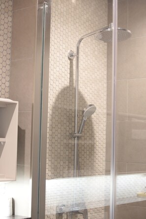 Kahden hengen huone | Kylpyhuone | Suihku, sadesuihkupää, pyyhkeet