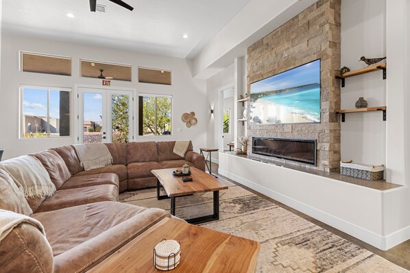 TV connectée, cheminée, livres