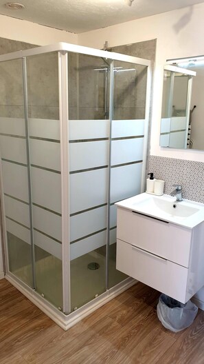 Douche, sèche-cheveux, serviettes fournies