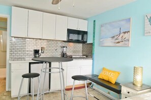 Refrigerador, microondas, parrilla de estufa y cafetera y tetera 