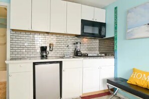 Refrigerador, microondas, parrilla de estufa y cafetera y tetera 