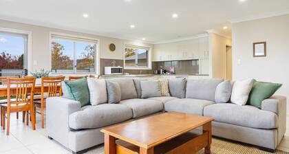 Comfortable and spacious 4 Bedroom, 3 Bathroom open plan home in Berridale