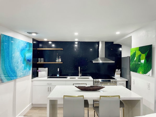 Fridge, microwave, oven, stovetop - 2 Bedroom City Apartment (Miami)