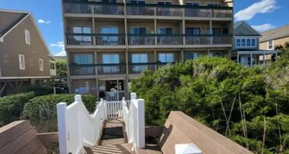 Beach, ocean front condo 6 guests , 2 br, queen sofa bed, p.u. crib.