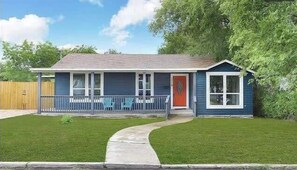 Exterior - Stylish 4 Br/2Ba Renovated Home Near Downtown (San Antonio)