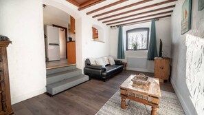 TV, offices - Spacious 2 Bedroom Holiday Cottage nr Bude (Bude)