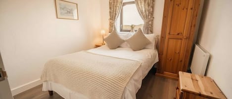 2 Schlafzimmer, Schreibtisch, Bügeleisen/Bügelbrett, WLAN