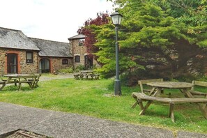 Outdoor dining - Beautiful 2 Bedroom Rural Cottage near Bude (Bude)