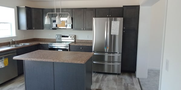 Oven, stovetop, coffee/tea maker, ice maker