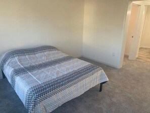 5 bedrooms, Internet, bed sheets - single family house with 5 bed rooms and 2 and half bath (Blackstone)