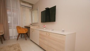 Deluxe Double Room | Blackout drapes, soundproofing, iron/ironing board (on request) - Bajadera Lux (Belgrade)