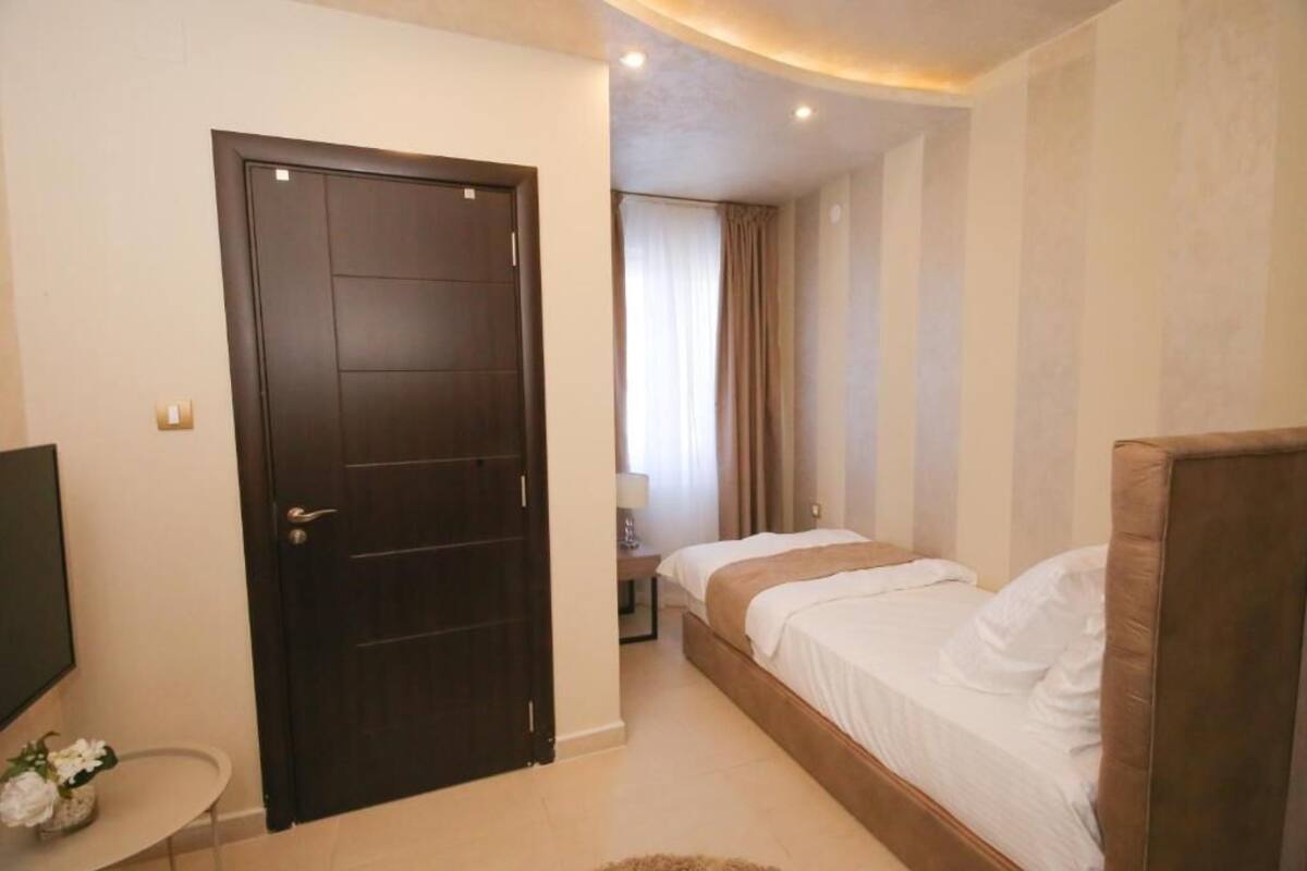 Habitación individual Deluxe | Cortinas opacas y sistema de insonorización