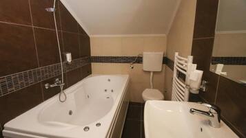 Habitación doble Deluxe | Baño | Pantuflas y toallas