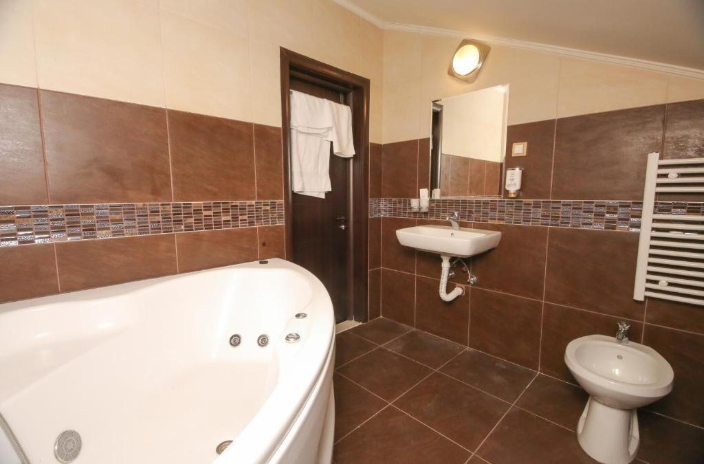 Deluxe Double Room | Bathroom | Slippers, towels