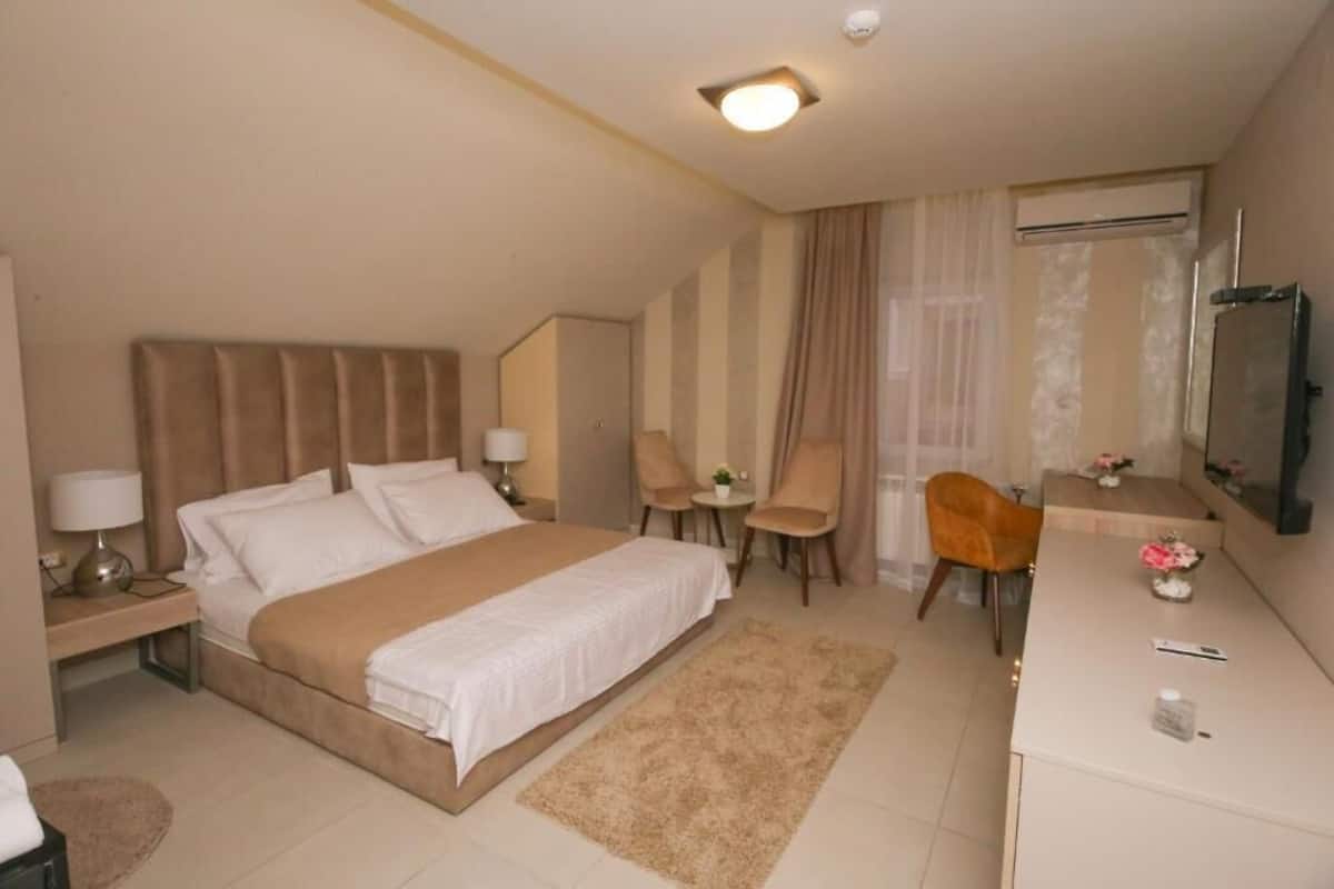 VerdunkelungsvorhĂ€nge, schallisolierte Zimmer, BĂŒgeleisen/BĂŒgelbrett
