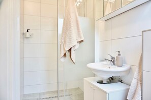 Dusche, Haartrockner, Handtücher, Seife
