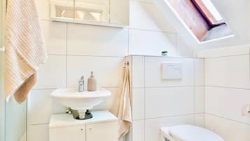 Een douche, een haardroger, handdoeken, zeep